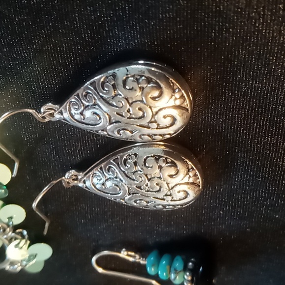 Like new 4 pairs of earrings. Assorted colors and style all dangel - Picture 5 of 6